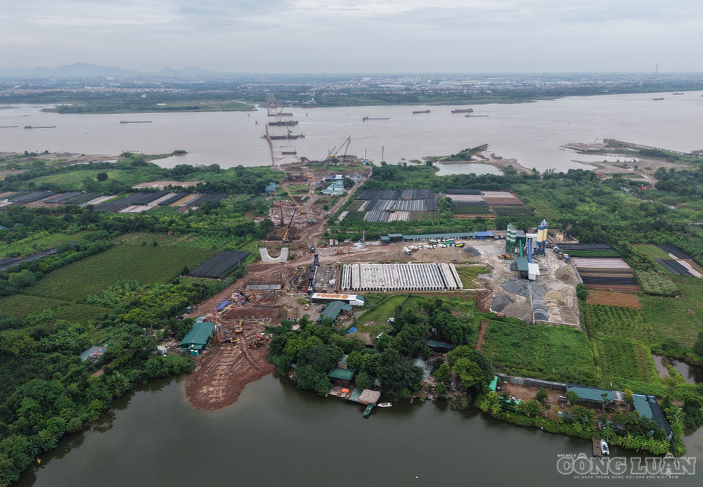 Phương án kết cấu cầu chính là cầu dây văng. Tổng chiều dài cầu và đường hai đầu cầu là 5,226 km với chiều dài đường dẫn 1.321m, chiều dài cầu 3.904,6m, bề rộng cầu bảo đảm 8 làn xe (6 làn xe cơ giới và 2 làn thô sơ). Tổng mức đầu tư dự án là hơn 7.300 tỷ đồng từ nguồn vốn ngân sách Thành phố, dự kiến hoàn thành trong năm 2027. clo_br_dji-20260814153929-0356-d.jpg