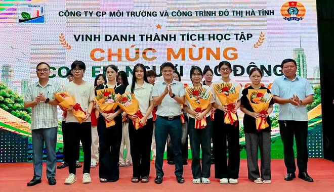 Tặng quà cho con công nhân môi trường đô thị ở Hà Tĩnh đậu đại học