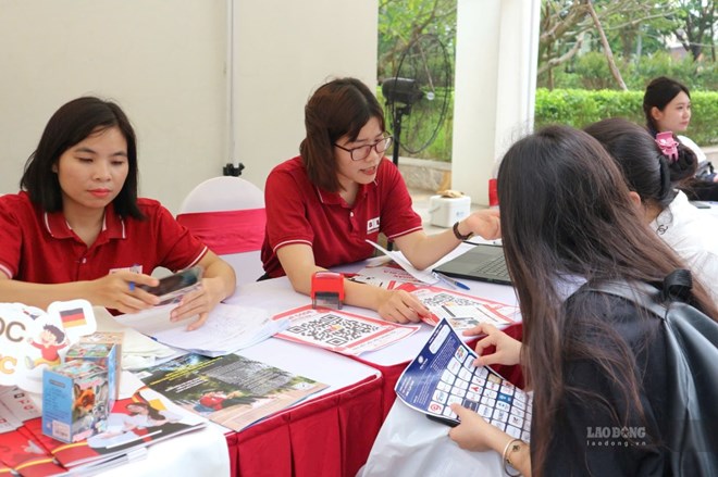 2.966 chỉ tiêu tuyển dụng tại phiên giao dịch việc làm phường Long Biên