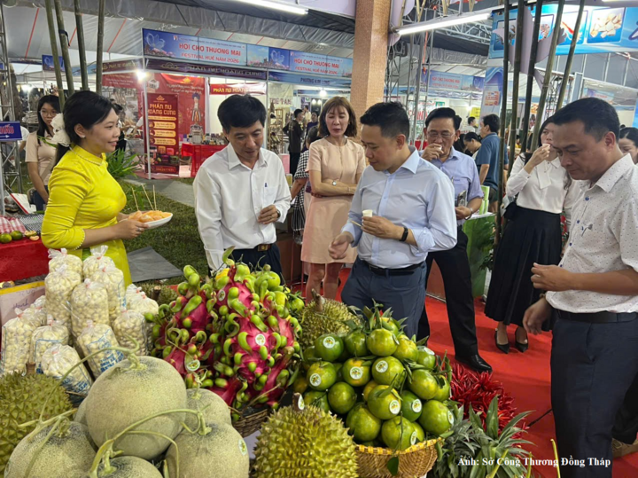 Đồng Tháp tham gia các gian hàng tại Hội chợ Thương mại Festival Huế 2026, giới thiệu sản phẩm OCOP và sản phẩm đặc trưng của tỉnh.