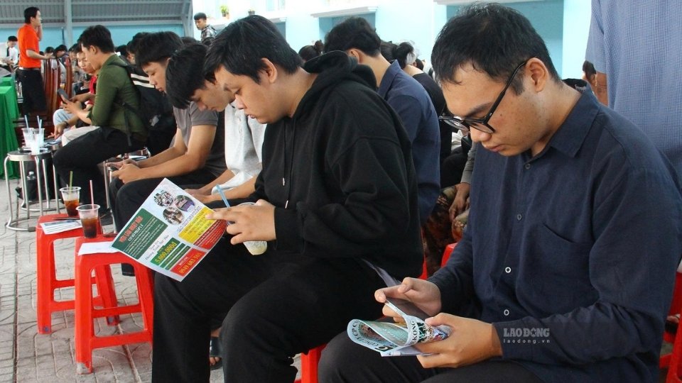 Đoàn viên, thanh niên tìm hiểu thông tin tuyển dụng, kết nối với doanh nghiệp tại phiên giao dịch việc làm. Ảnh: Hoàng Lộc
