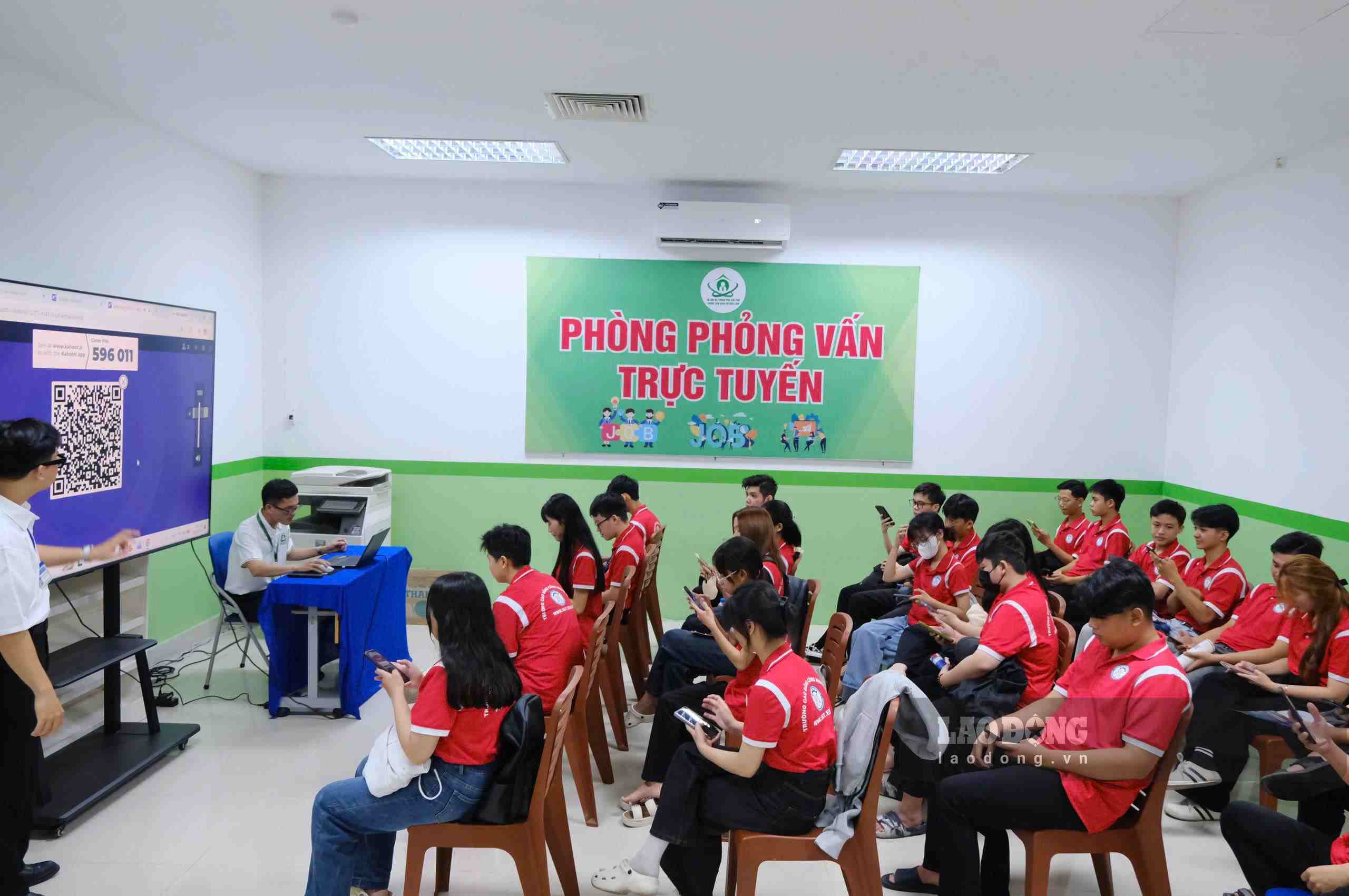 Phiên giao dịch việc làm thu hút đông đảo sinh viên, người lao động tham gia. Ảnh: Nhật Nam