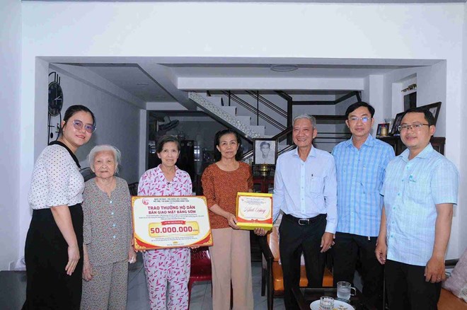 Bàn giao nhà, đất làm cầu đường sớm, hộ dân TPHCM được thưởng 50 triệu đồng