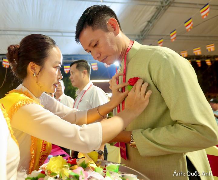 Hoa hồng đỏ dành cho những người còn đủ cha mẹ; hoa hồng nhạt dành cho người chỉ còn một trong hai đấng sinh thành; hoa hồng trắng dành cho những người đã mất cả cha lẫn mẹ.