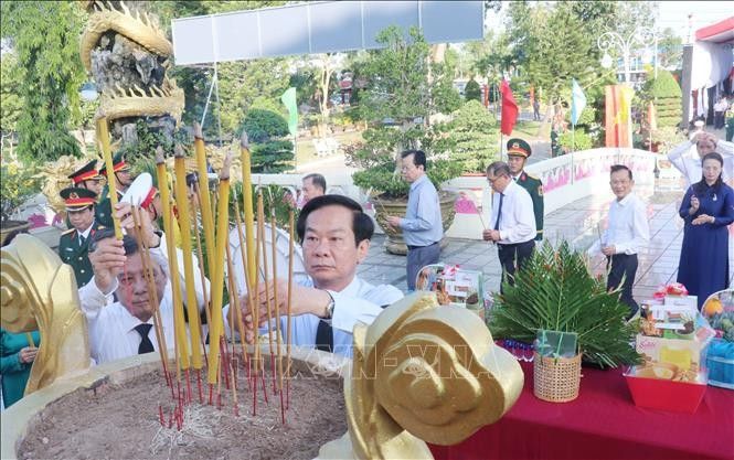 Ông Đỗ Thanh Bình, Ủy viên BCH Trung ương Đảng, Bí thư Thành ủy Cần Thơ, dâng hương tại Nghĩa trang liệt sĩ thành phố Cần Thơ. Ảnh TTXVN. Ông Đỗ Thanh Bình, Ủy viên BCH Trung ương Đảng, Bí thư Thành ủy Cần Thơ, dâng hương tại Nghĩa trang liệt sĩ thành phố Cần Thơ. Ảnh TTXVN.