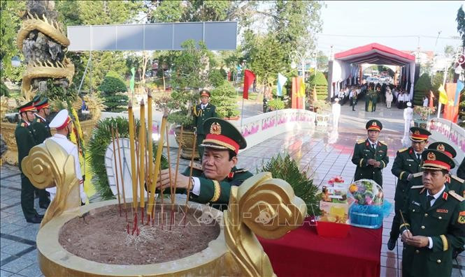 Trung tướng Hồ Văn Thái, Bí thư Đảng ủy, Chính ủy Quân khu 9, dâng hương tại Nghĩa trang liệt sĩ thành phố Cần Thơ. Ảnh TTXVN. Trung tướng Hồ Văn Thái, Bí thư Đảng ủy, Chính ủy Quân khu 9, dâng hương tại Nghĩa trang liệt sĩ thành phố Cần Thơ. Ảnh TTXVN.