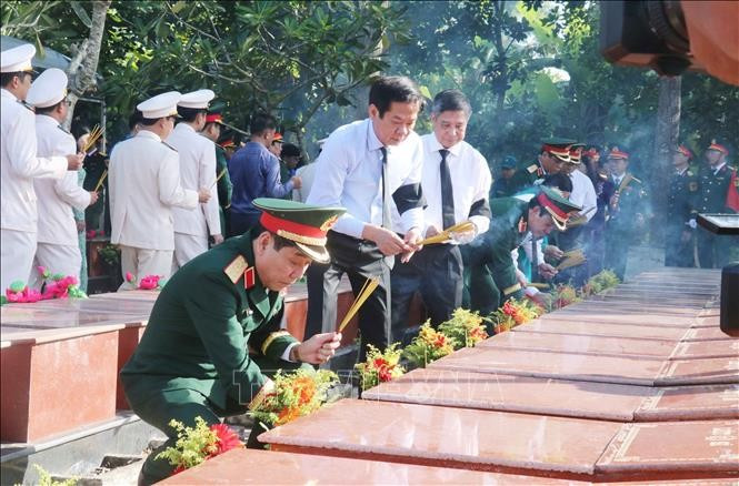 Đại biểu thắp hương tại các phần mộ liệt sĩ mới được an táng. Ảnh TTXVN. Đại biểu thắp hương tại các phần mộ liệt sĩ mới được an táng. Ảnh TTXVN.