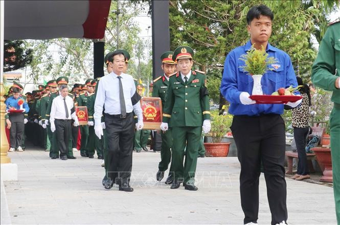 Lãnh đạo Bộ Quốc phòng và thành phố Cần Thơ đưa hài cốt liệt sĩ ra nơi an táng. Ảnh TTXVN. Lãnh đạo Bộ Quốc phòng và thành phố Cần Thơ đưa hài cốt liệt sĩ ra nơi an táng. Ảnh TTXVN.