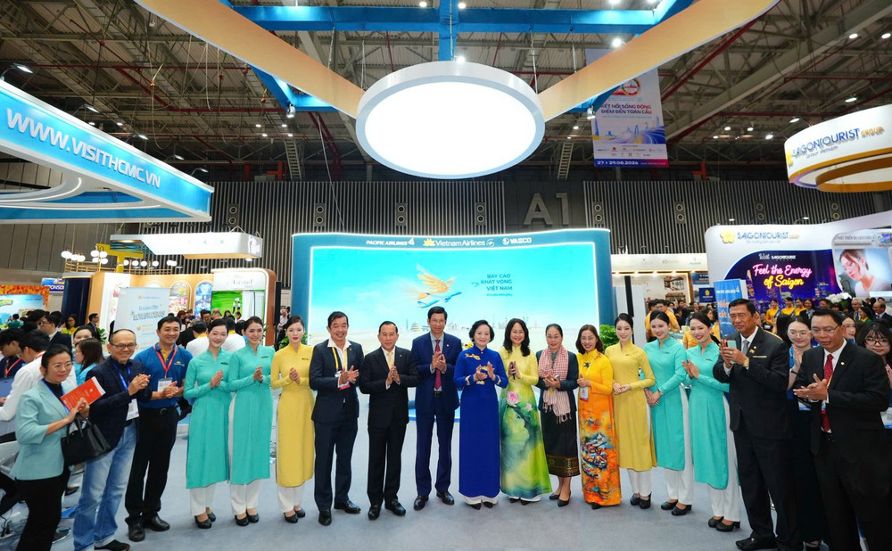 Phó Thủ tướng Chính phủ Phạm Thị Thanh Trà (đứng thứ 9 từ phải sang) cùng các đại biểu lãnh đạo ngành du lịch Việt Nam, Campuchia và Lào tham quan gian hàng Vietnam Airlines tại ITE HCMC 2026. 1-pho-thu-tuong-chinh-phu-pham-thi-thanh-tra-dung-thu-9-tu-phai-sang-cung-cac-dai-bieu-lanh-dao-nganh-du-lich-viet-nam-campuchia-va-lao-tham-quan-gian-hang-vietnam-airlines-tai-ite-hcmc-2026.jpg