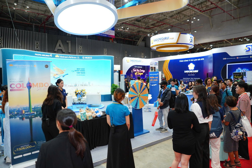 Tại hội chợ, Vietnam Airlines tổ chức các trò chơi tương tác, thu hút đông đảo khách tham quan tham gia. 5-tai-hoi-cho-vietnam-airlines-to-chuc-cac-tro-choi-tuong-tac-thu-hut-dong-dao-khach-tham-quan-tham-gia.jpg