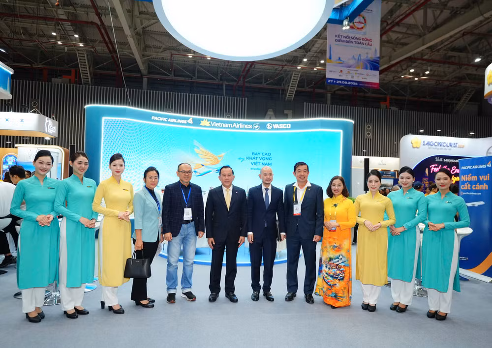 Ông Huot Hak - Bộ trưởng Bộ Du lịch Vương quốc Campuchia (đứng thứ 6 tính từ trái sang) tham quan gian hàng của Vietnam Airlines. 2-ong-huot-hak-bo-truong-bo-du-lich-vuong-quoc-campuchia-dung-thu-6-tinh-tu-trai-sang-tham-quan-gian-hang-cua-vietnam-airlines.png