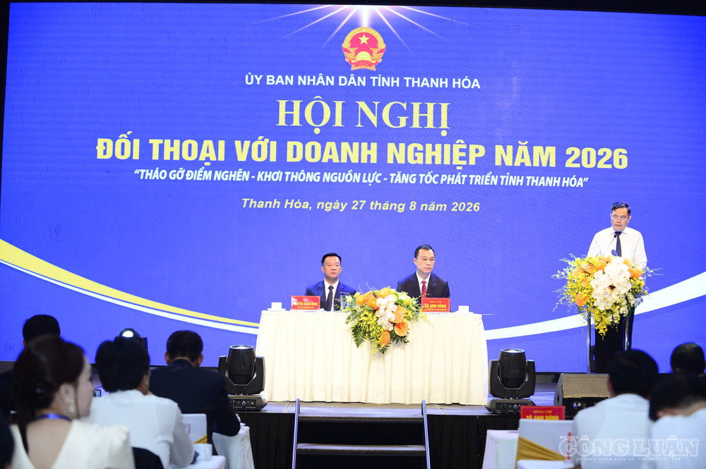 Chủ tịch UBND tỉnh Tô Anh Dũng và Chủ tịch Hiệp hội Doanh nghiệp tỉnh Nguyễn Xuân Hưng điều phối nội dung đối thoại clo_br_1000038928.jpg