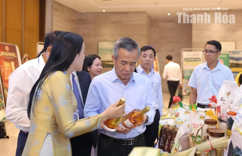 Bí thư Tỉnh ủy Lê Đức Thái tìm hiểu sản phẩm OCOP tại gian hàng. Ảnh: BTH 1000038934.jpg