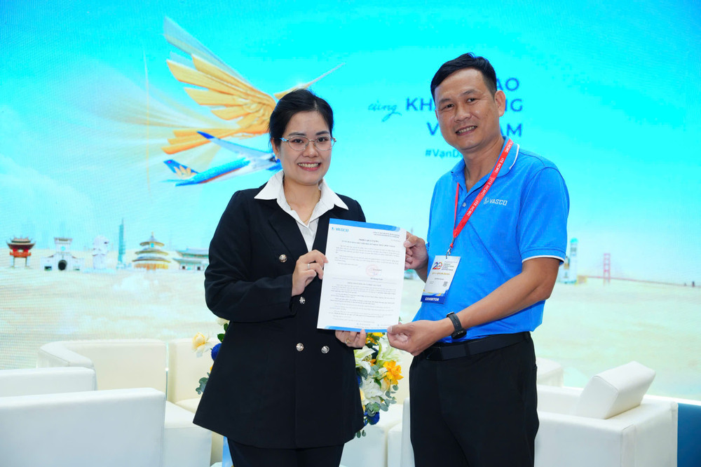 Một khách tham quan đã trúng giải khi chơi trò chơi tại gian hàng của Hãng. 6-mot-khach-tham-quan-da-trung-giai-khi-choi-tro-choi-tai-gian-hang-cua-hang.jpg