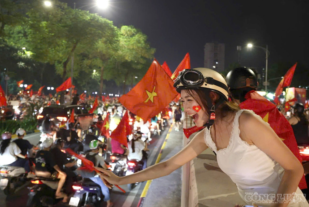 Những cái bắt tay, vẫy tay, hay những cái ôm giữa những người hoàn toàn xa lạ trên đường phố tạo nên bầu không khí đặc biệt, khi tất cả cùng chung một niềm tự hào dân tộc. clo_br_z8196899079649-d76ae86a99c677daeb4aaed8e94bc65d.jpg
