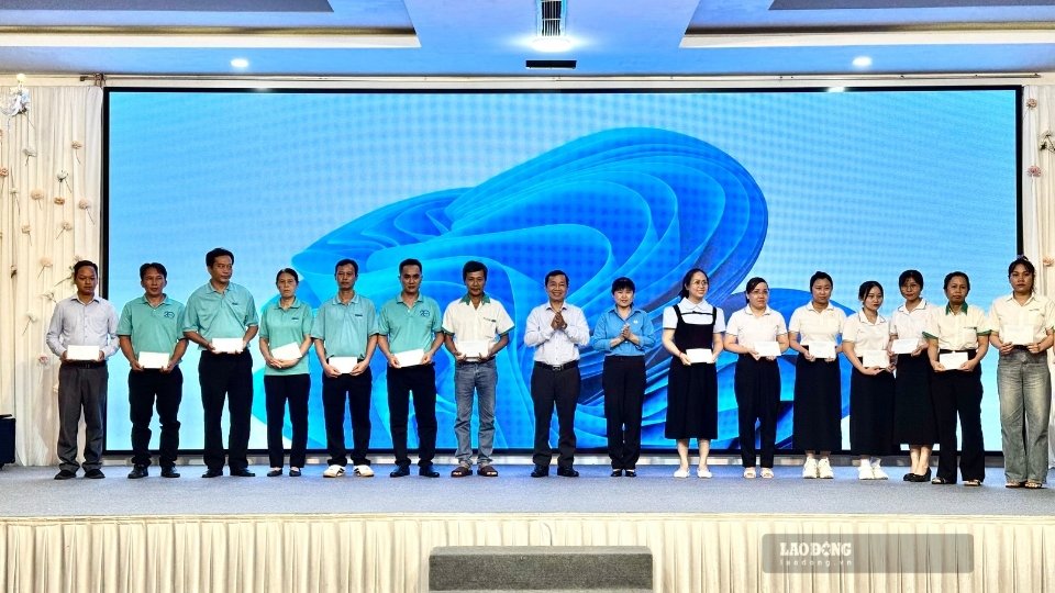 Công đoàn Vĩnh Long trao quà hỗ trợ đoàn viên, người lao động có hoàn cảnh khó khăn. Ảnh: Hoàng Lộc