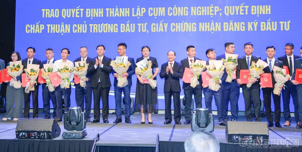 Lãnh đạo tỉnh trao Quyết định và tặng hoa chúc mừng các doanh nghiệp clo_br_1000038931.jpg