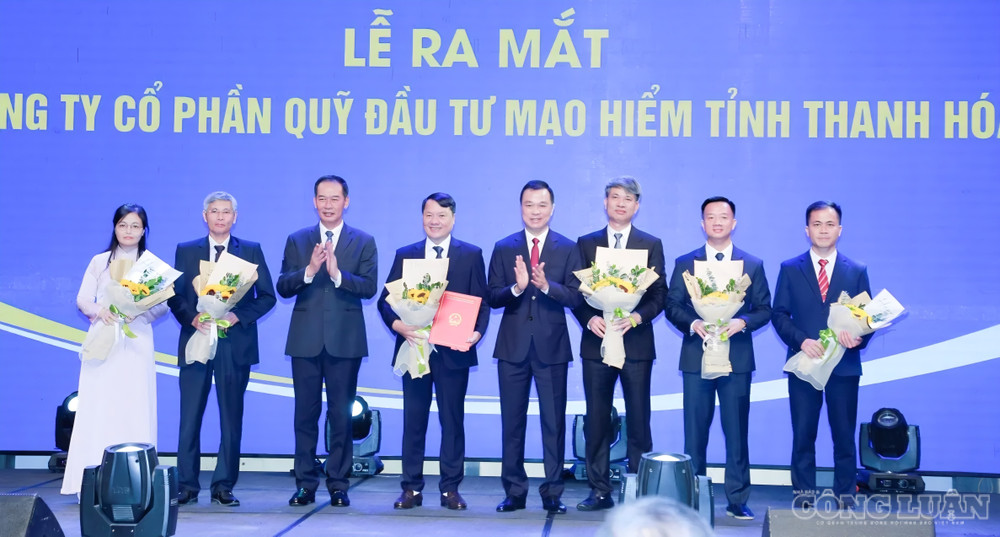 Lãnh đạo tỉnh Thanh Hóa tặng hoa chúc mừng ban lãnh đạo Công ty CP Quỹ Đầu tư mạo hiểm Thanh Hóa. clo_br_1000038929.jpg