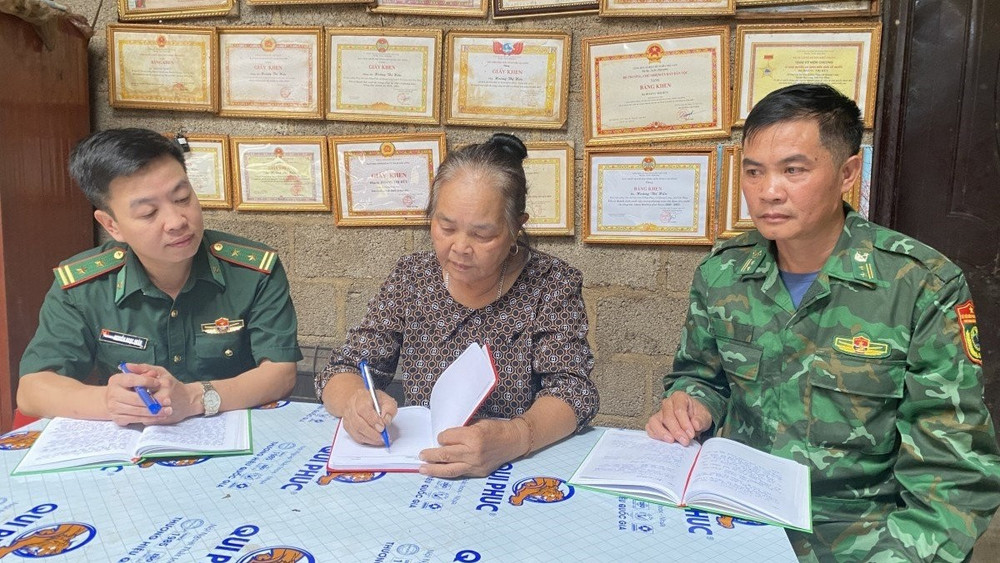 Người có uy tín ở tỉnh Cao Bằng thường xuyên phối hợp cùng cán bộ, chiến sĩ Đồn Biên phòng tuyên truyền, vận động nhân dân - Ảnh: Quốc Sơn. uploads-2025-thang-12-ngay-5-hao-a1-1704.jpg