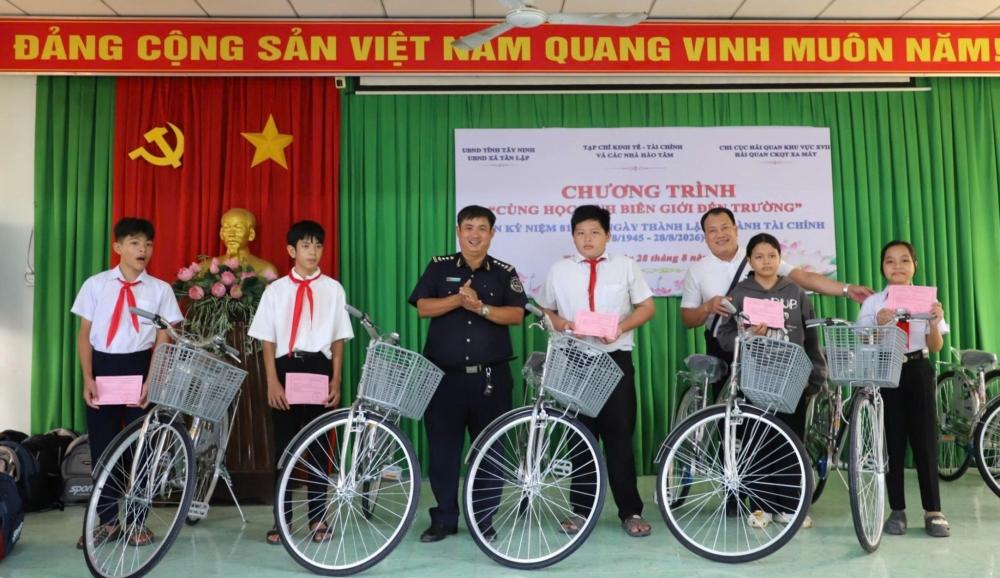 Tiếp sức học sinh có hoàn cảnh khó khăn ở biên giới tới trường