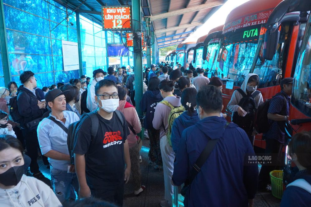 Bên trong khu vực nhà xe Phương Trang có đông hành khách chờ xe. Ảnh: Nguyên Chân
