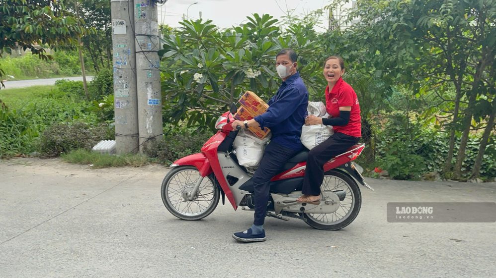 Công nhân phấn khởi khi nhận được quà dịp lễ 2.9 của công ty. Ảnh: Minh Tâm
