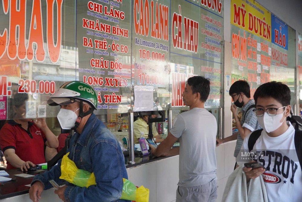 Nhiều quầy vé tại Bến xe Miền Tây liên tục có người đến hỏi và mua vé. Ảnh:Nguyên Chân