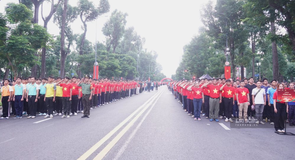 Đông đảo quần chúng nhân dân, lực lượng từ các cơ quan, đơn vị, sở, ban, ngành trên địa bàn thành phố đã tham dự chương trình. Ảnh: Nguyễn Đăng