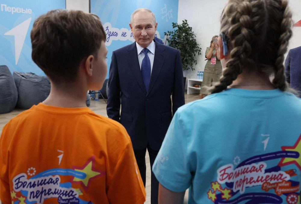 Tổng thống Nga Putin gặp gỡ các em học sinh. Ảnh: Kremlin.ru cdnxpremiumreadcom.jpg