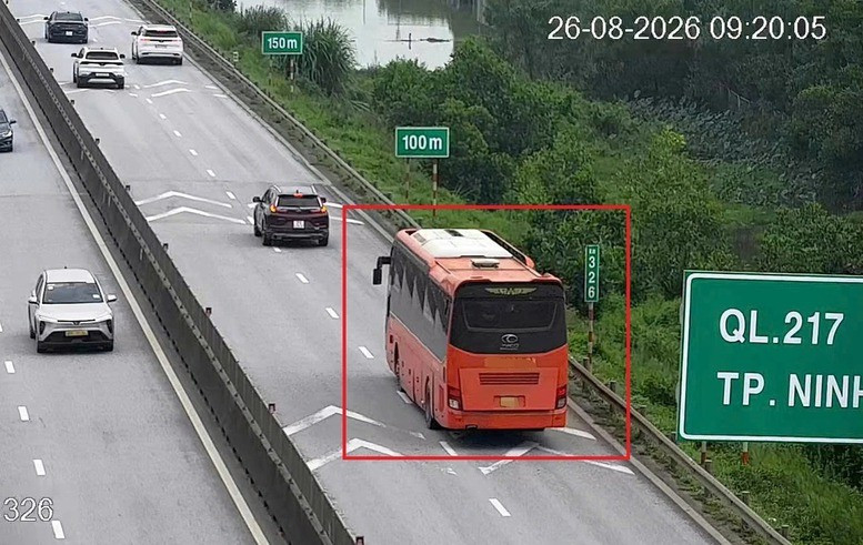 Phó Thủ tướng Thường trực Phạm Gia Túc yêu cầu rà soát, đánh giá kỹ quy định hiện hành về khoảng cách an toàn và mức phạt, điều kiện thực tiễn, các giải pháp căn cơ bảo đảm an toàn giao thông. Ảnh: VGP