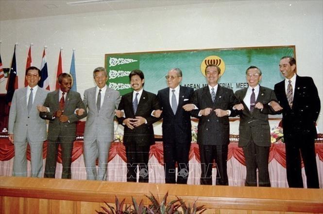 Bộ trưởng Ngoại giao Nguyễn Mạnh Cầm (thứ hai, từ phải sang), Tổng Thư ký ASEAN và các Bộ trưởng Ngoại giao ASEAN tại cuộc họp kết nạp Việt Nam trở thành thành viên chính thức thứ bảy của ASEAN, ngày 28/7/1995, tại Thủ đô Bandar Seri Begawan (Brunei). (Ảnh tư liệu: TTXVN)