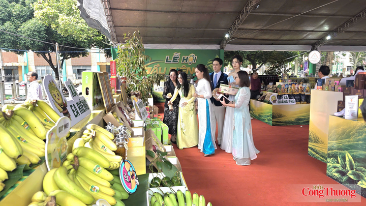 Khu trưng bày, quảng bá và giới thiệu chuyên ngành sầu riêng và sản phẩm OCOP với 385 gian hàng.