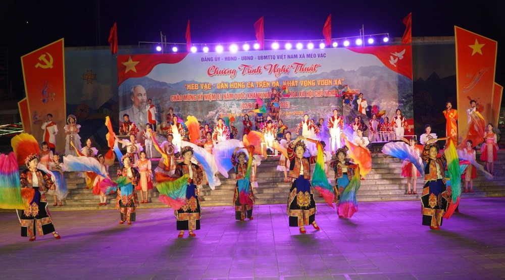 Tiết mục múa tái hiện những nét đẹp trong đời sống, lao động và sinh hoạt cộng đồng của đồng bào dân tộc Lô Lô. Ảnh: UBND xã Mèo Vạc 1vc1.jpg