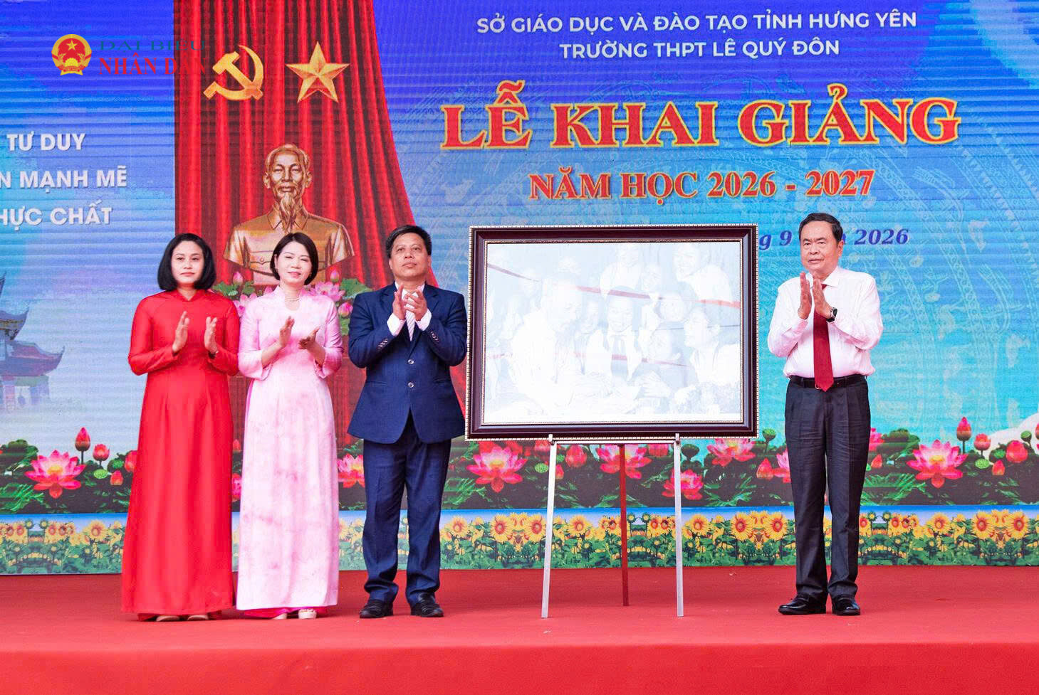 Chủ tịch Quốc hội Trần Thanh Mẫn trao bức ảnh “Bác Hồ và các em học sinh” tặng Trường THPT Lê Quý Đôn.