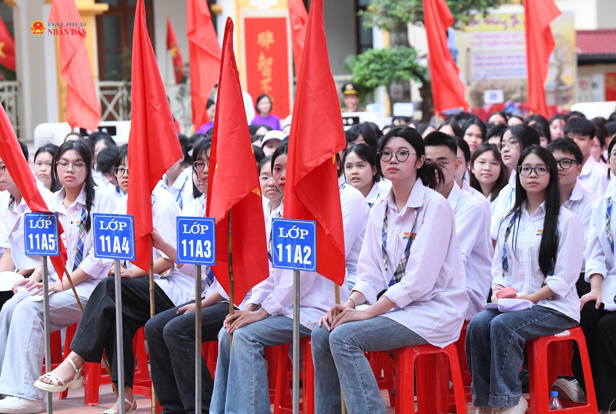 Các em học sinh Trường THPT Lê Quý Đôn, tỉnh Hưng Yên dự lễ khai giảng năm học mới.