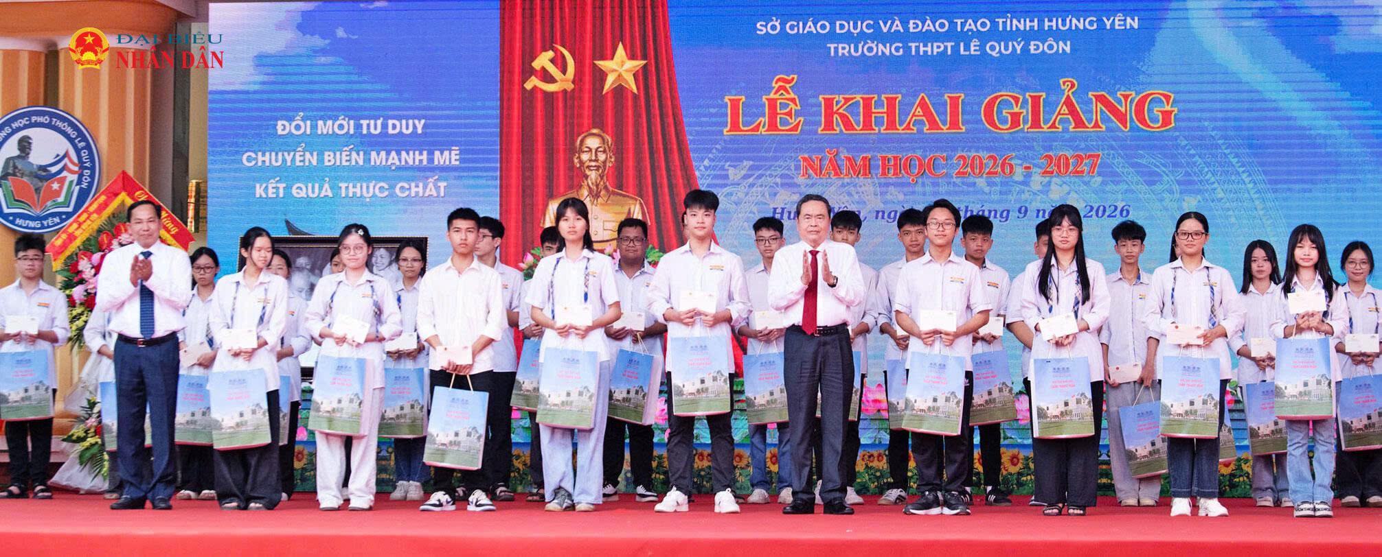 Chủ tịch Quốc hội Trần Thanh Mẫn trao quà tặng các em học sinh có thành tích xuất sắc trong các kỳ thi cấp tỉnh và quốc gia.
