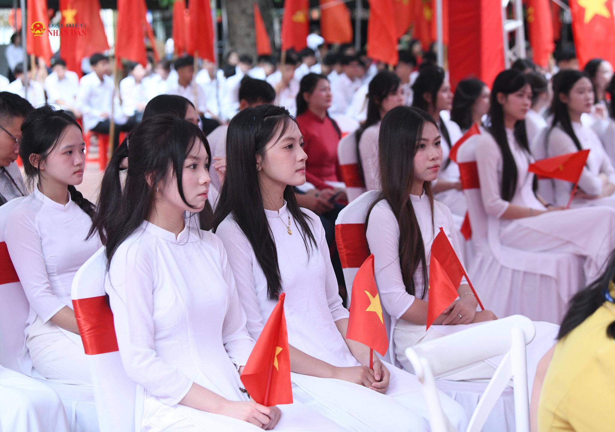 Các em học sinh Trường THPT Lê Quý Đôn, tỉnh Hưng Yên dự lễ khai giảng năm học mới.