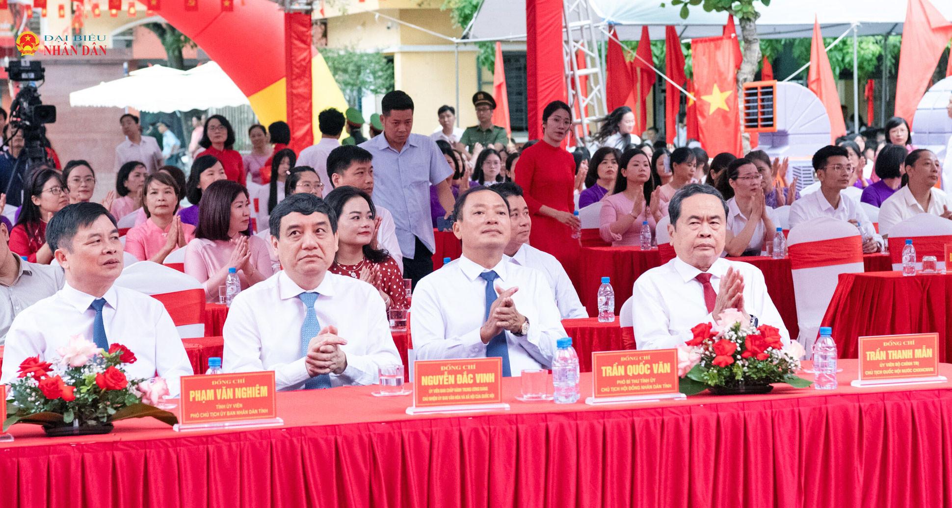 Chủ tịch Quốc hội Trần Thanh Mẫn và các đại biểu dự Lễ khai giảng năm học mới 2026 - 2027 tại điểm cầu Trường THPT Lê Quý Đôn, tỉnh Hưng Yên.