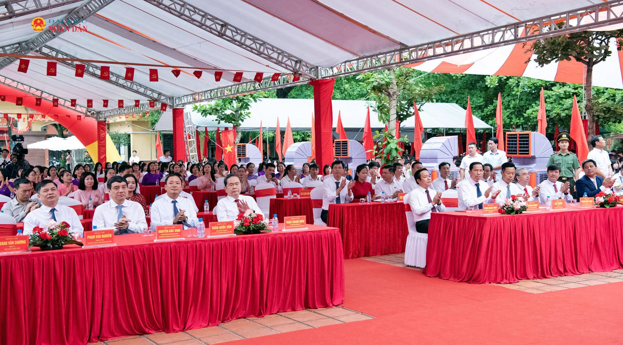 Chủ tịch Quốc hội Trần Thanh Mẫn và các đại biểu dự Lễ khai giảng năm học mới 2026 - 2027 tại điểm cầu Trường THPT Lê Quý Đôn, tỉnh Hưng Yên.