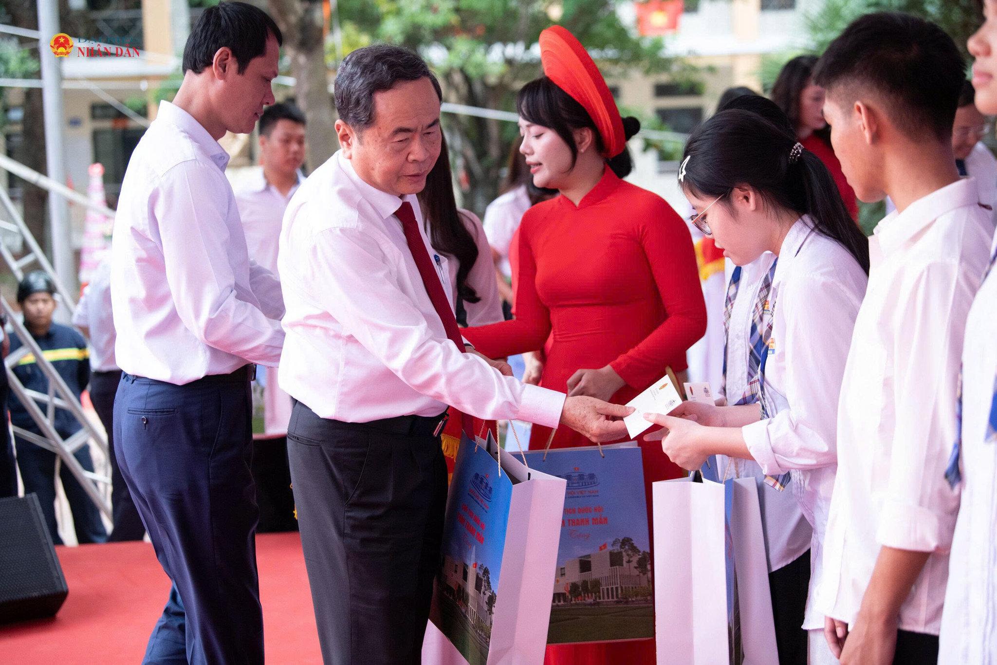 Chủ tịch Quốc hội Trần Thanh Mẫn trao quà tặng các em học sinh có thành tích xuất sắc trong các kỳ thi cấp tỉnh và quốc gia.