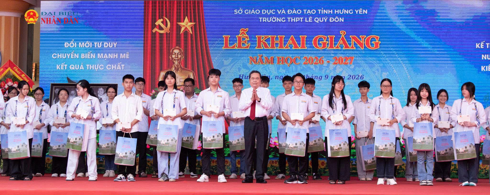Chủ tịch Quốc hội Trần Thanh Mẫn trao quà tặng các em học sinh có thành tích xuất sắc trong các kỳ thi cấp tỉnh và quốc gia.