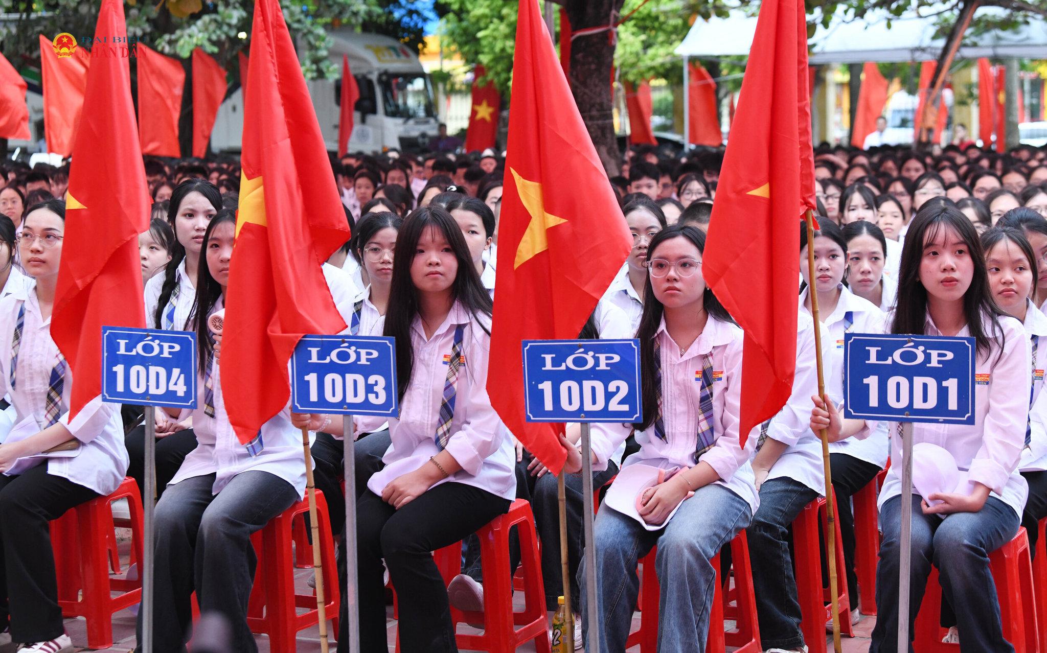 Các em học sinh Trường THPT Lê Quý Đôn, tỉnh Hưng Yên dự lễ khai giảng năm học mới.