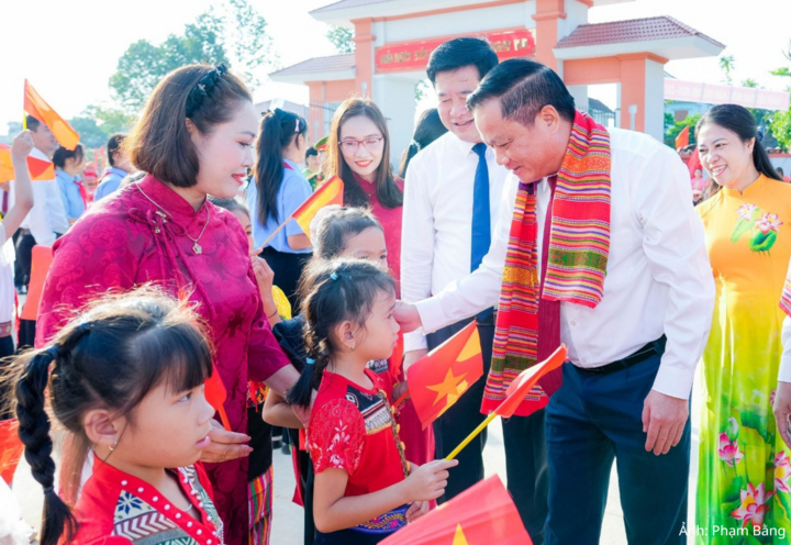 Bí thư Tỉnh uỷ Nghệ An Nguyễn Khắc Thận thăm hỏi, chúc mừng thầy cô và học sinh Trường phổ thông nội trú xã Anh Sơn