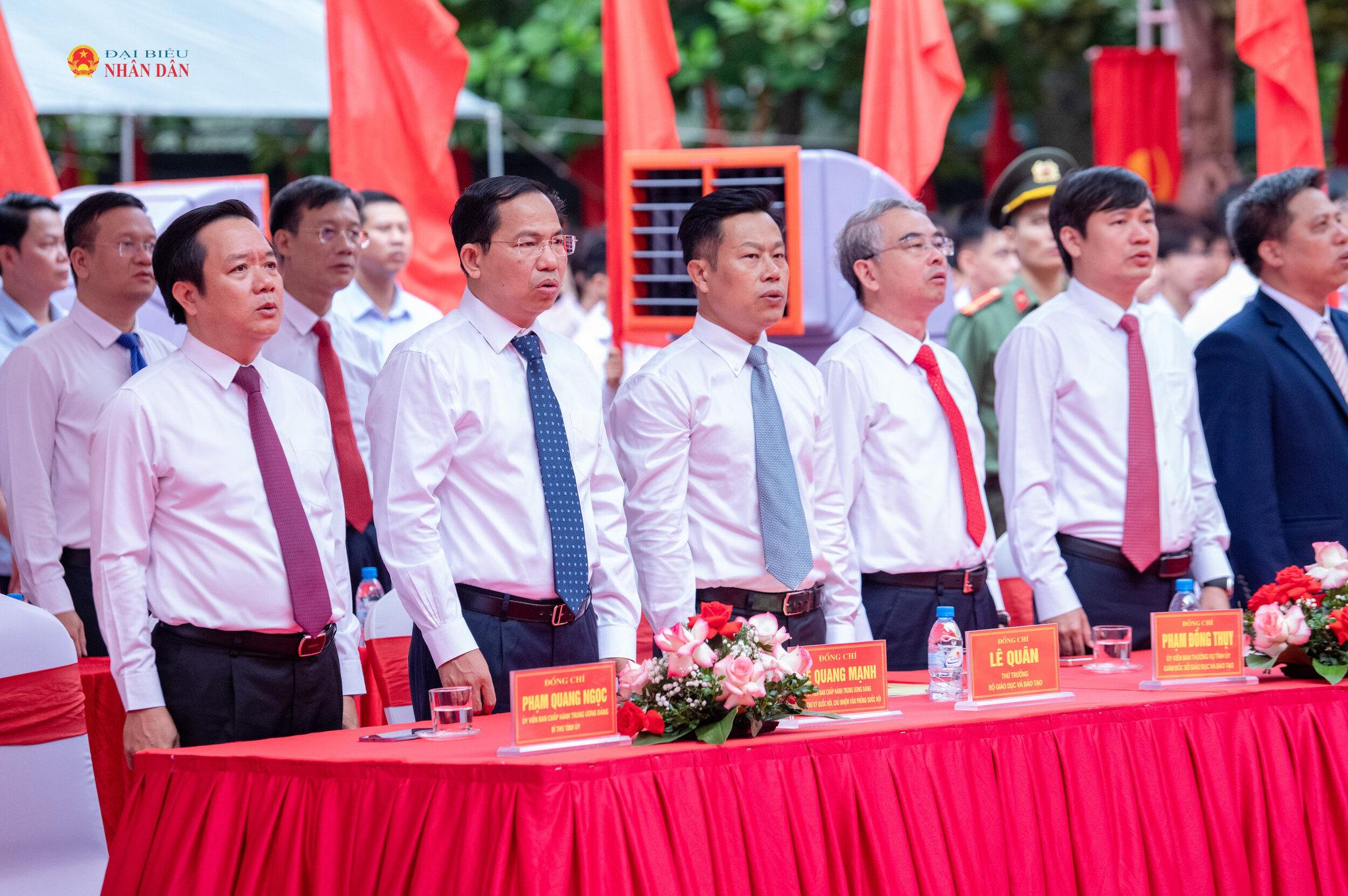 Các đại biểu thực hiện nghi thức chào cờ.
