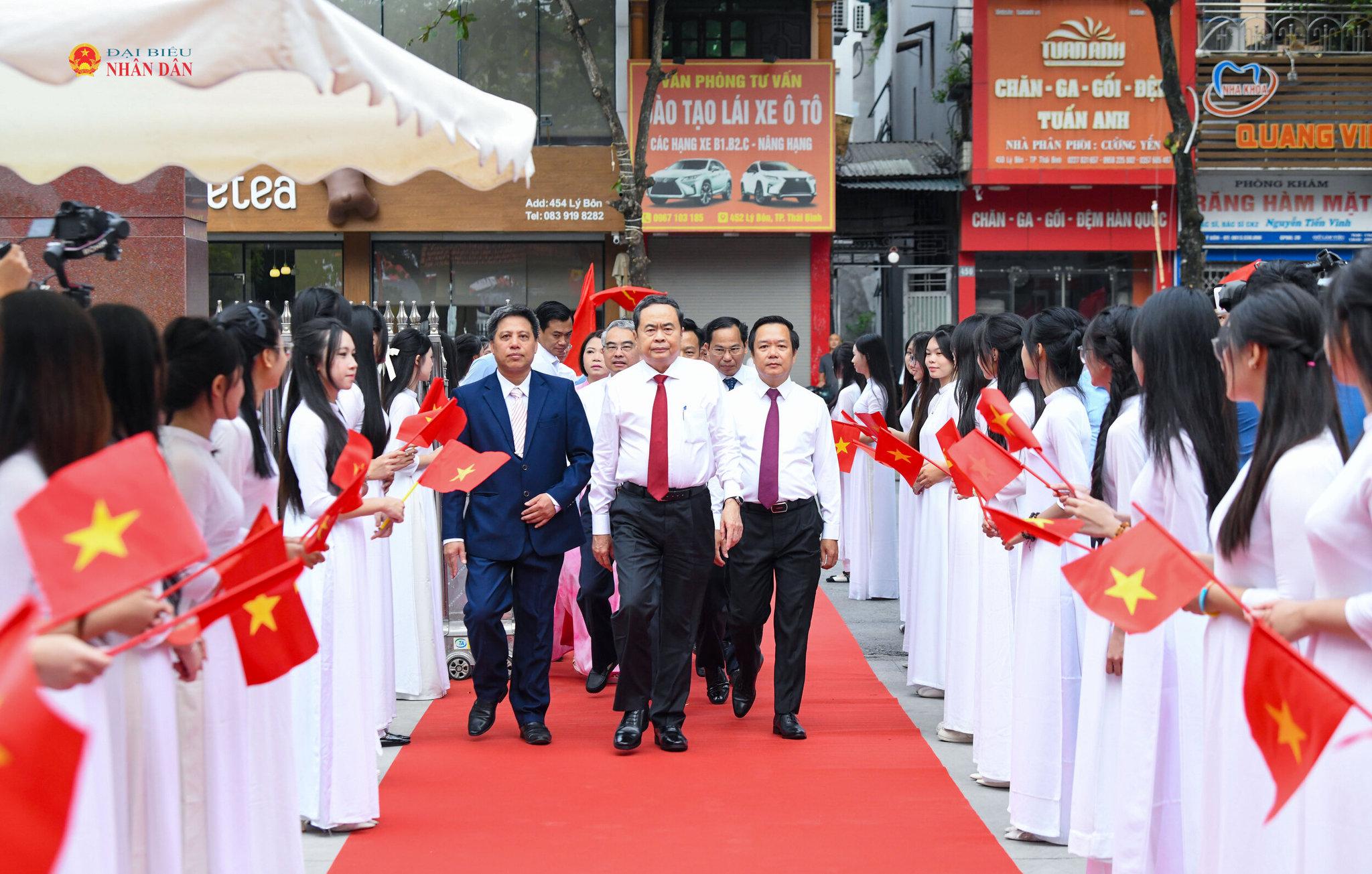 Chủ tịch Quốc hội Trần Thanh Mẫn đến dự Lễ khai giảng năm học mới 2026 - 2027 tại điểm cầu Trường THPT Lê Quý Đôn, tỉnh Hưng Yên.