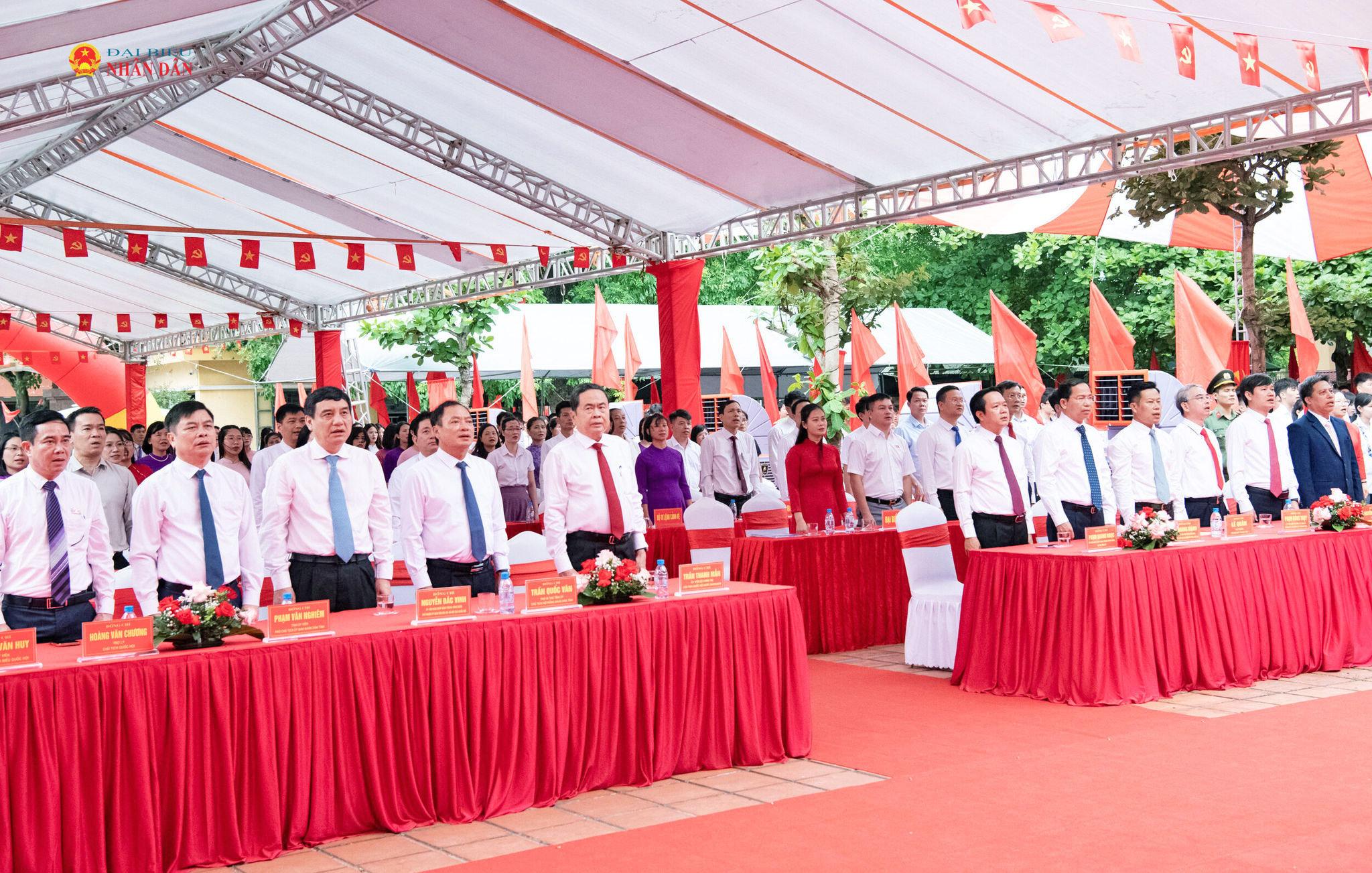 Chủ tịch Quốc hội Trần Thanh Mẫn và đại biểu thực hiện nghi thức chào cờ.