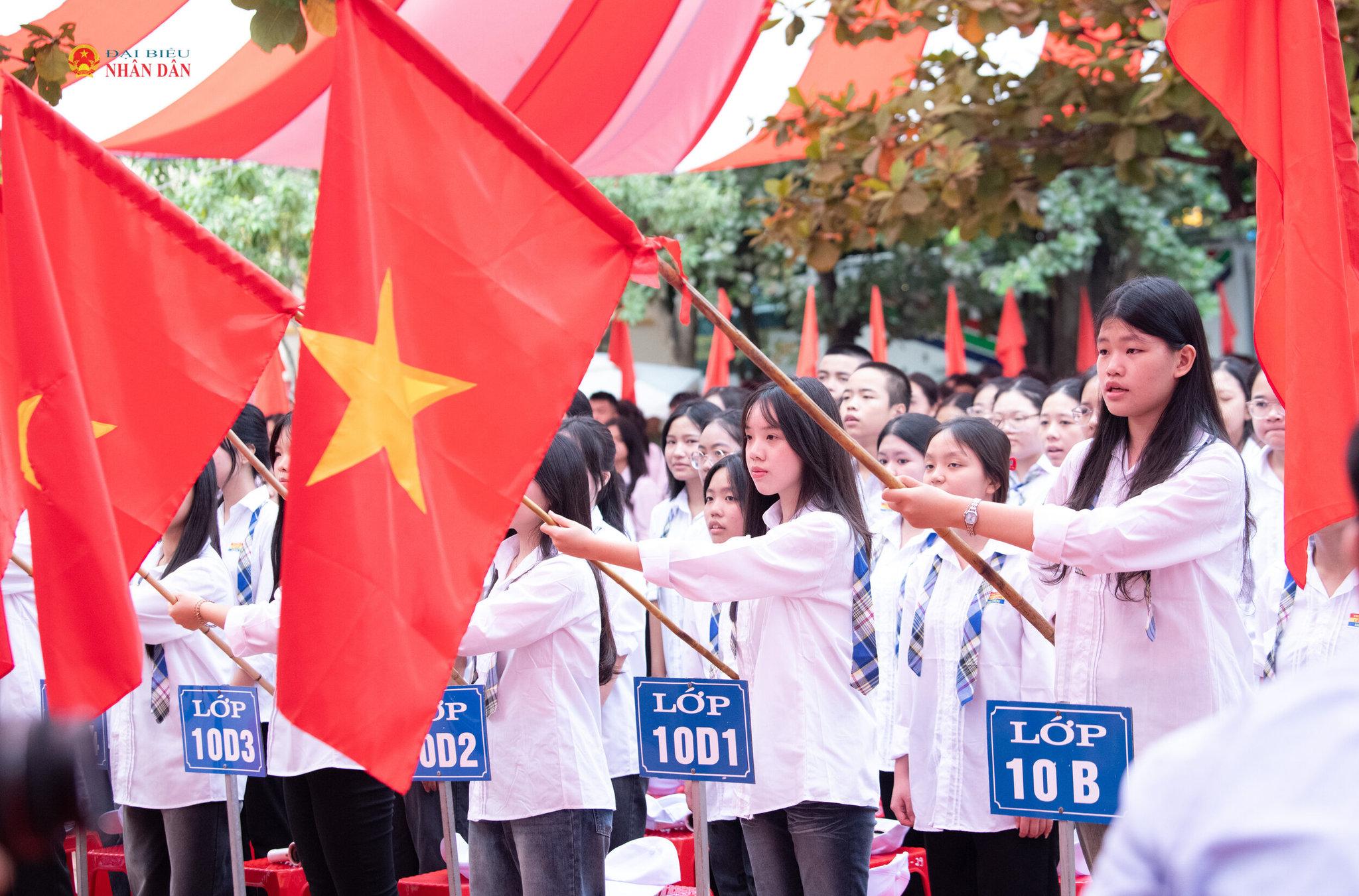Các em học sinh trường Lê Quý Đôn thực hiện nghi thức chào cờ.