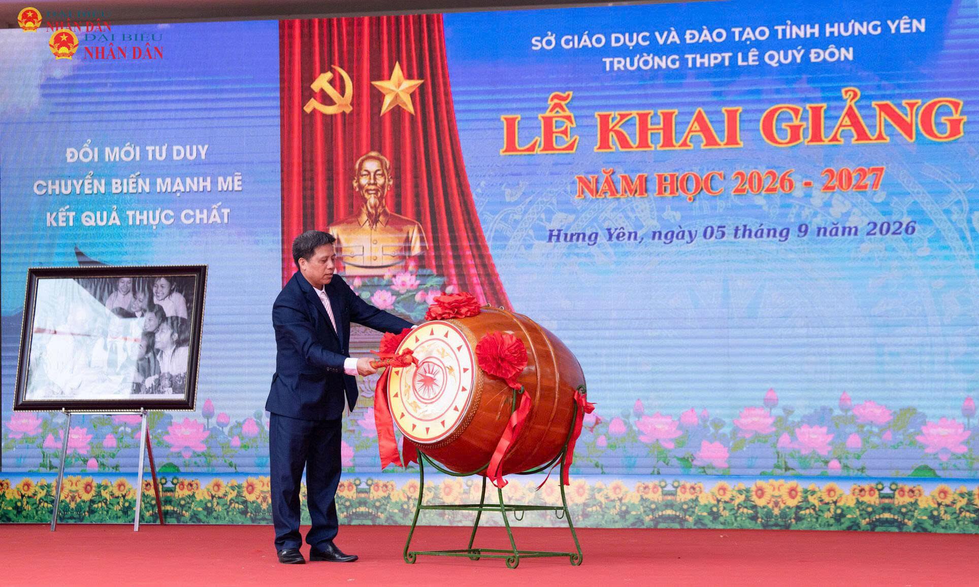 Hiệu trrưởng Trường THPT Lê Quý Đôn Phạm Văn Long đánh trống khai giảng năm học 2026 - 2027.