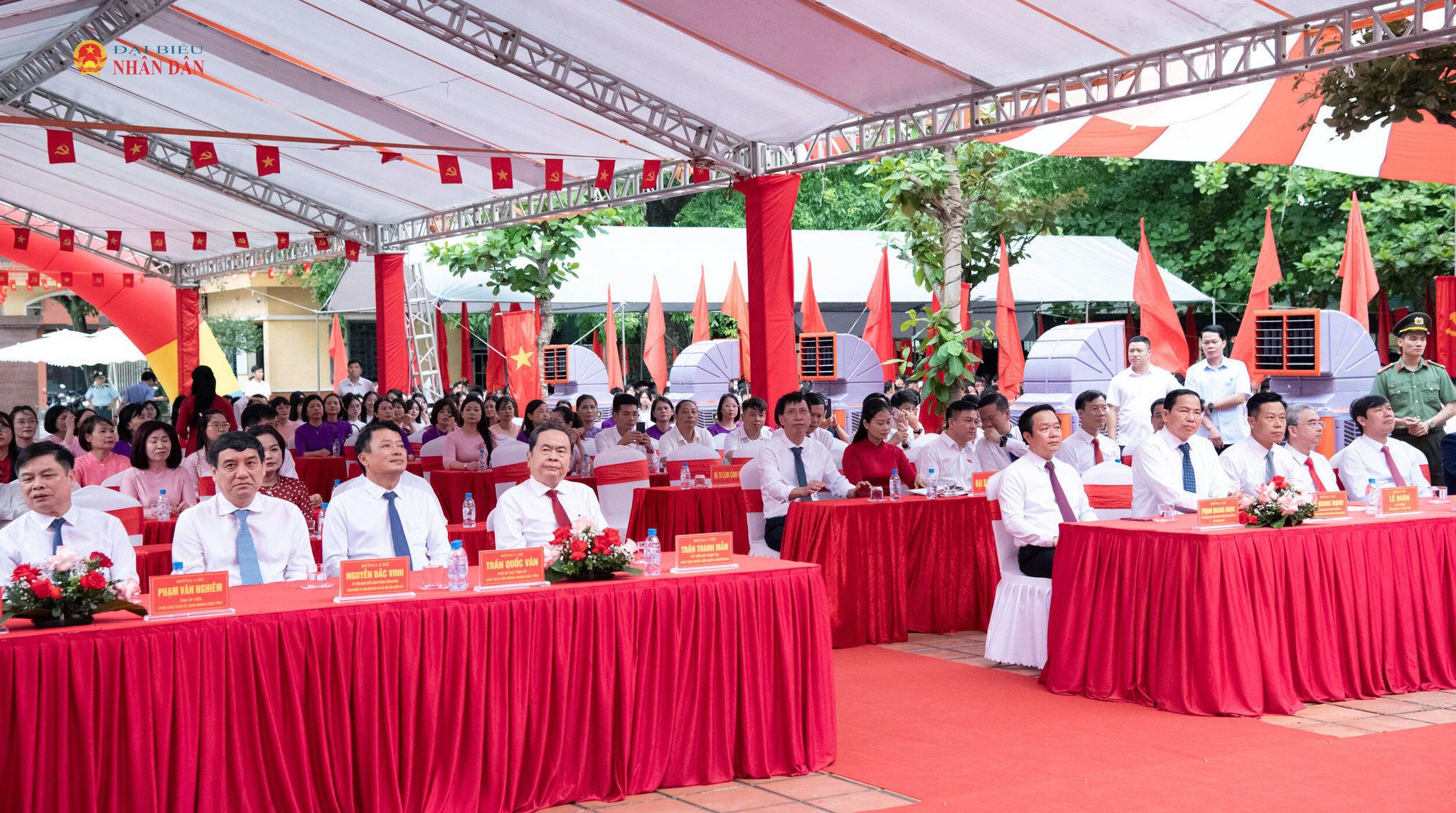 Chủ tịch Quốc hội Trần Thanh Mẫn và các đại biểu dự Lễ khai giảng tại điểm cầu Trường THPT Lê Quý Đôn, tỉnh Hưng Yên.