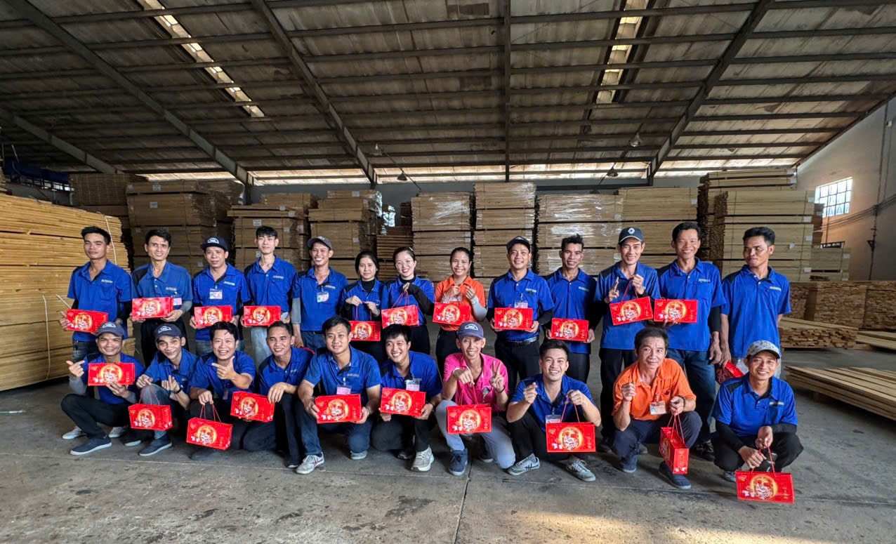 Đoàn viên vui mừng khi nhận bánh trung thu từ CĐCS trao tặng. Ảnh: CĐCS cung cấp